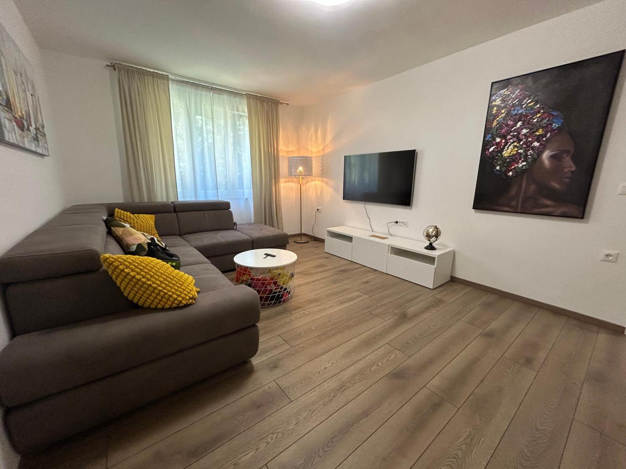 Laura Apartment *